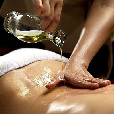 Massage Đá Nóng Và Massage Tinh Dầu: Nên Chọn Liệu Trình Nào?