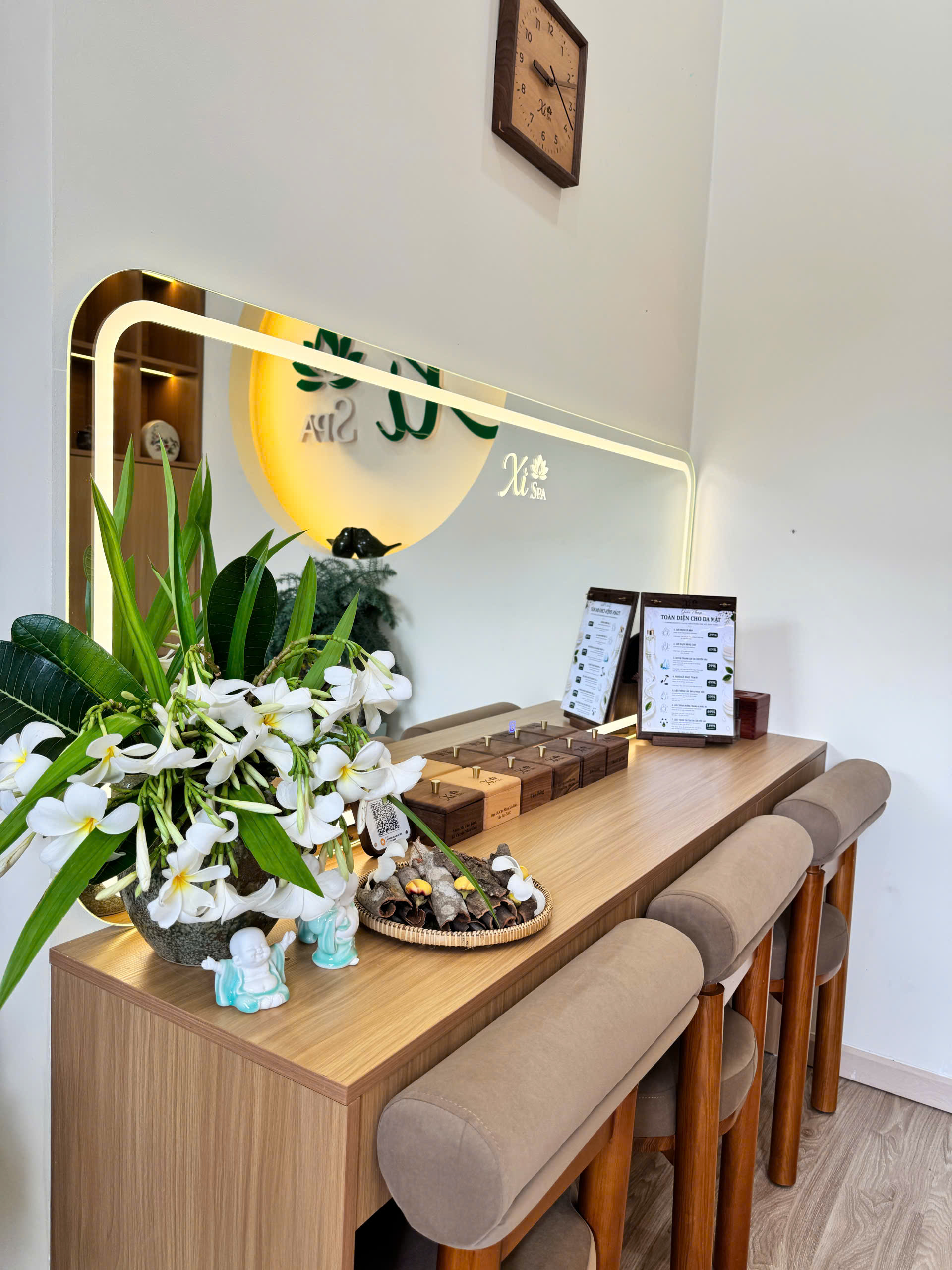bằng cách di chuyển một vật chỉ thị