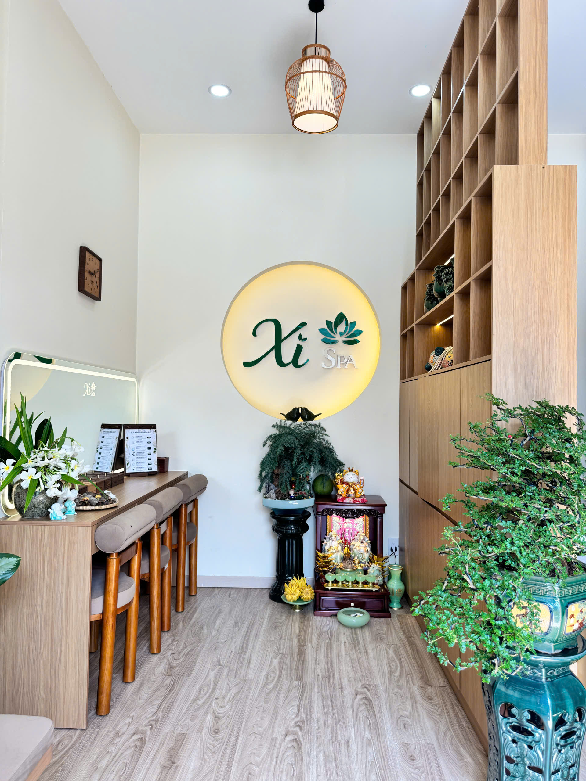 bằng cách di chuyển một vật chỉ thị
